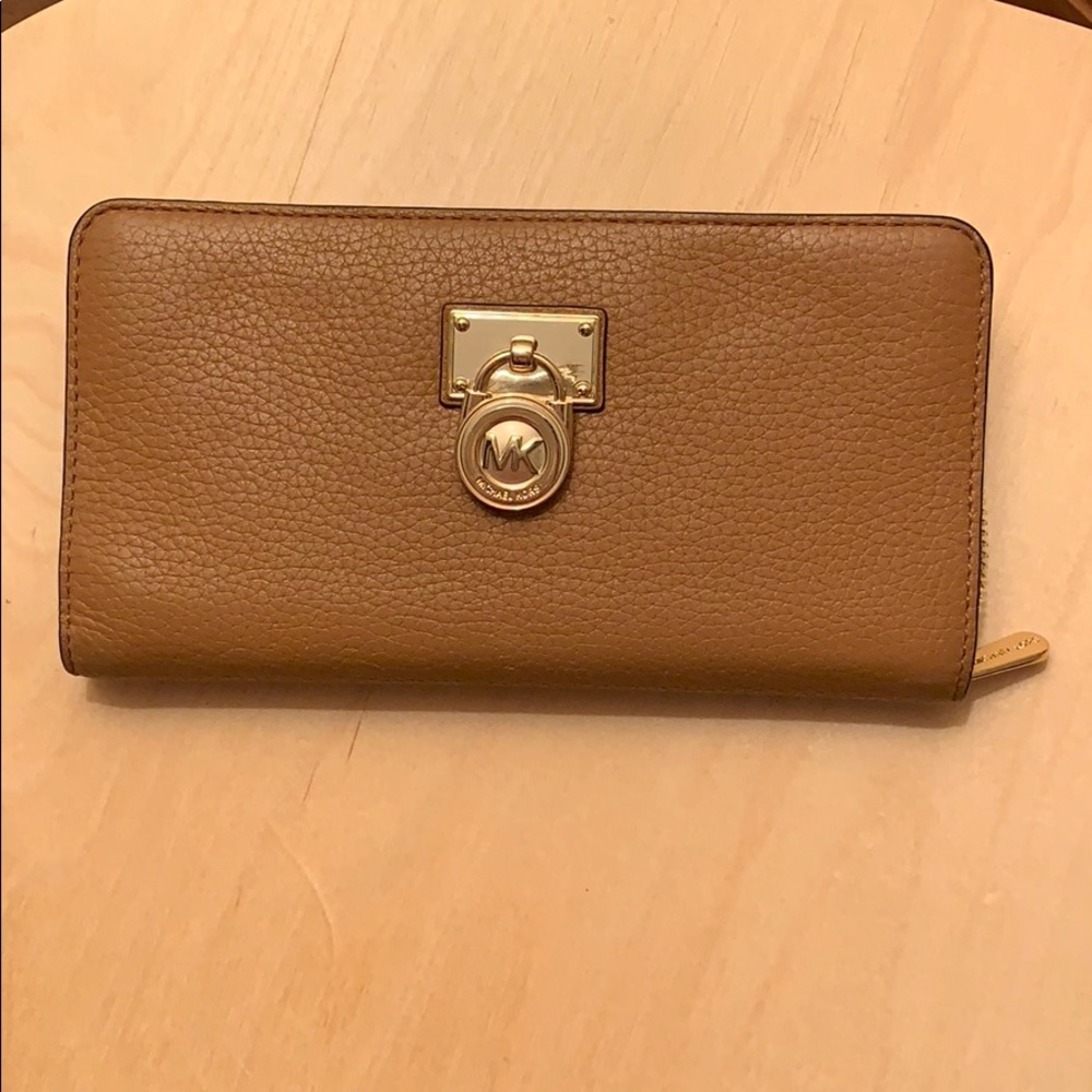Michael Kors beige wallet